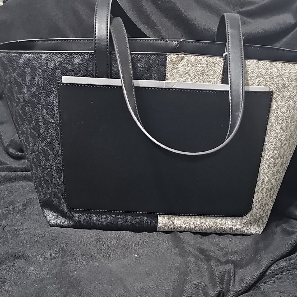 Michael Kors Two-Tone Black & Cream Signature Tote with Gold Charm - Picture 2 of 7